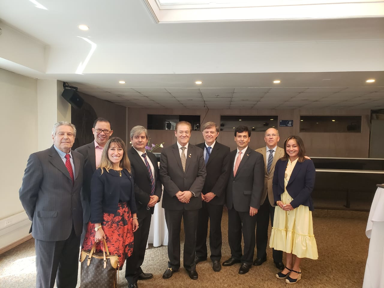 Directivos de las cámaras ecuatoriano chilena y chilena ecuatoria junto al ministro Roberto Salas