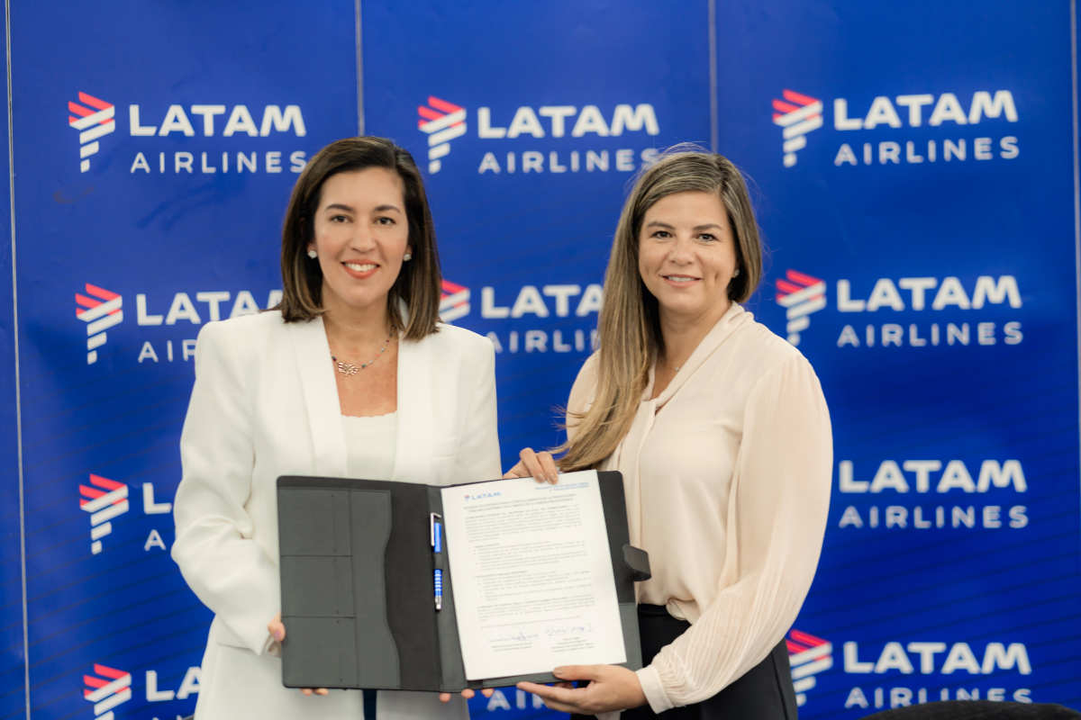 Bianca Dager, Ministra de Ambiente (S) y Mónica Fistrovic, CEO de LATAM Airlines  Ecuador.
