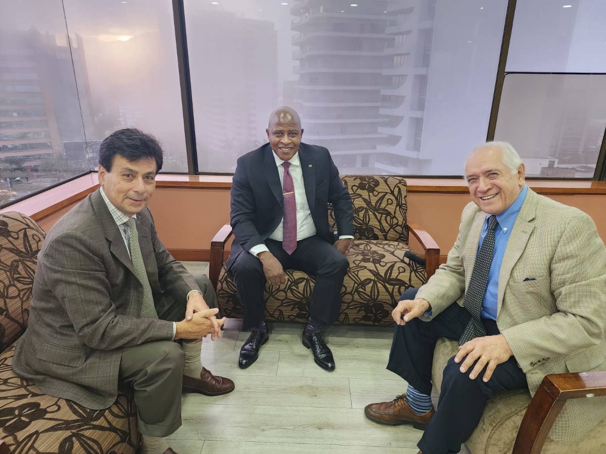 Reunión productiva con el Embajador de Sudáfrica en Chile