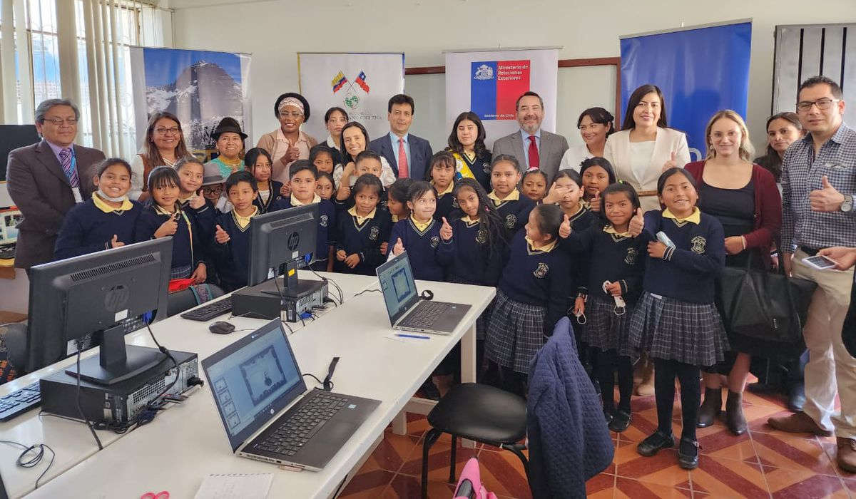 Donación de computadoras Unidad  Educativa Gabriela Mistral