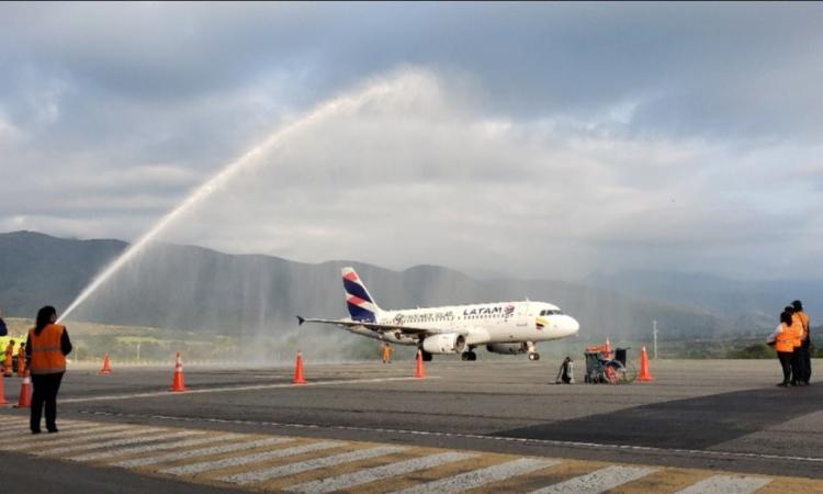 LATAM inicia ruta aérea Quito - Loja