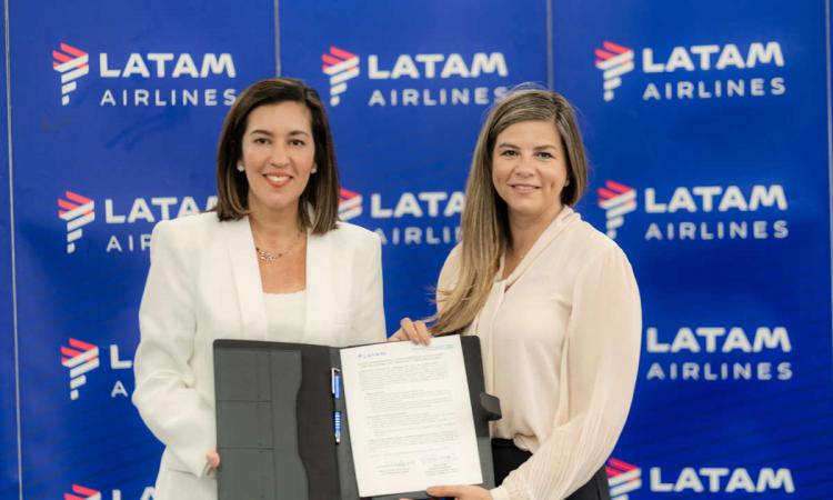 Bianca Dager, Ministra de Ambiente (S) y Mónica Fistrovic, CEO de LATAM Airlines  Ecuador.